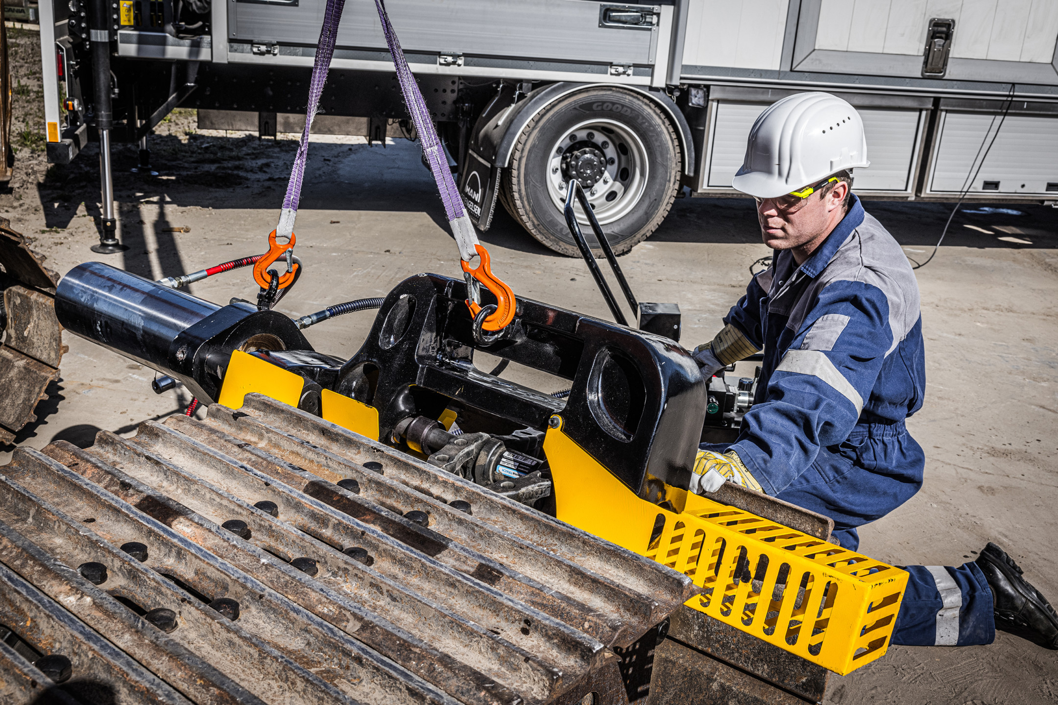 Portable hydraulic press for undercarriage track repair